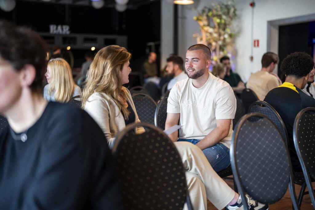 Mensen die met elkaar praten