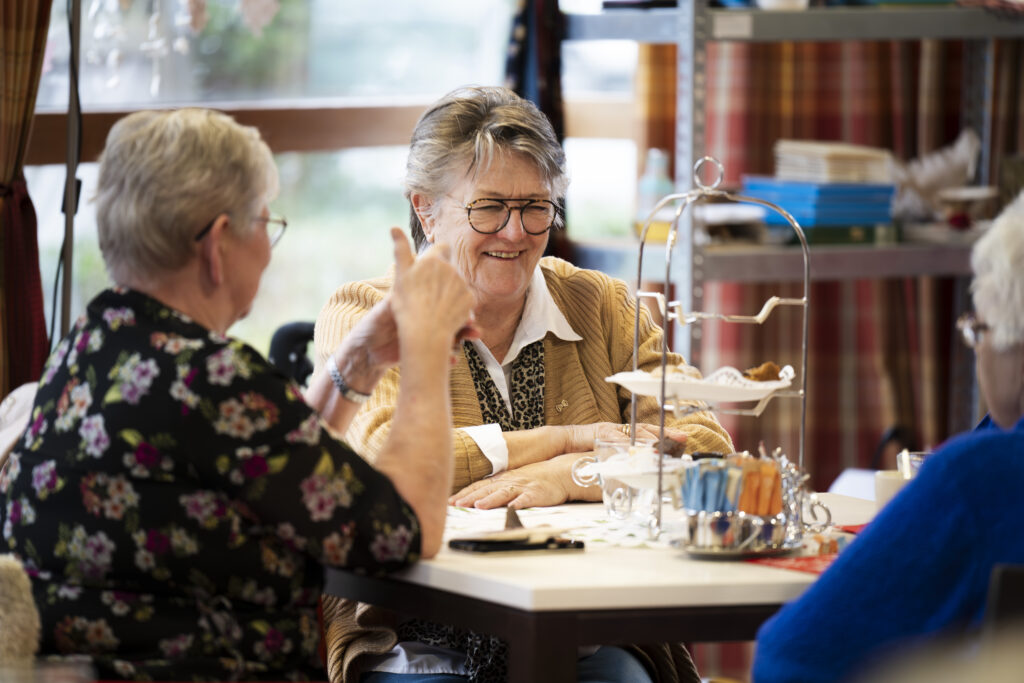 Senioren die samen een kopje koffie drinken
