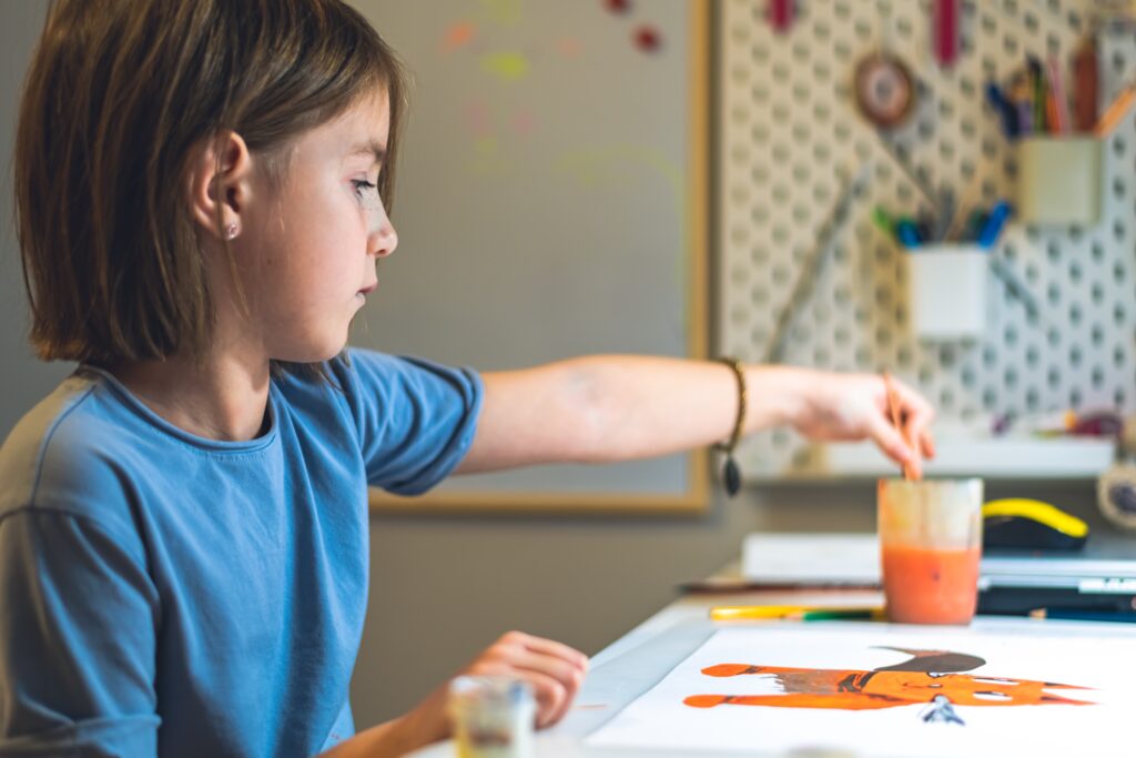 Jong meisje dat aan het schilderen is