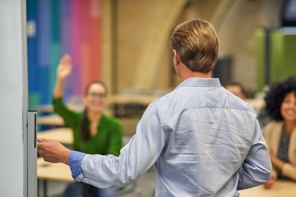 Een verenigingsondersteuner die iets uitlegt aan het bestuur
