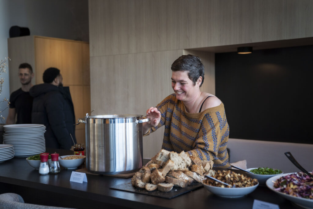 Collega die een gezonde lunch uitdeelt
