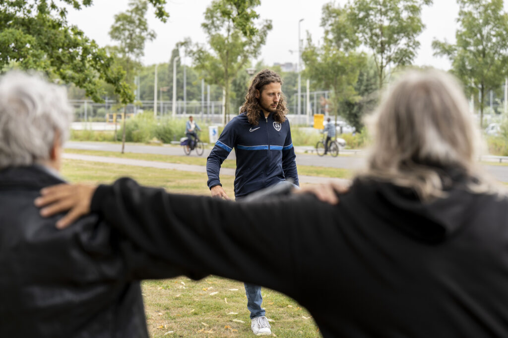 Coach die wandelt met ouderen